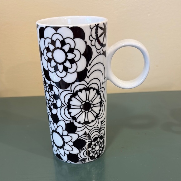 Konitz Black and White Floral Design Ceramic Mug - Picture 1 of 5